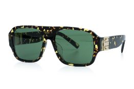 GIVENCHY - A PAIR OF FAUX TORTOISESHELL SUNGLASSES WITH '4G' LOGO TO HINGES