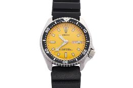 SEIKO - A SINGAPORE-ASSEMBLED 'BUMBLEBEE' SKX DIVER