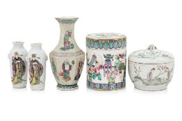 A GROUP OF FIVE FAMILLE ROSE PORCELAIN WARES