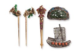 A GROUP OF HAIRPINS AND BROOCHES