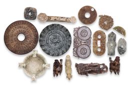 A GROUP OF CHINESE JADE AND HARDSTONE CARVINGS (16)