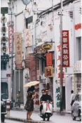 BURT GLINN (AMERICAN, 1925-2008) - SINGAPORE STREET SCENE 1965