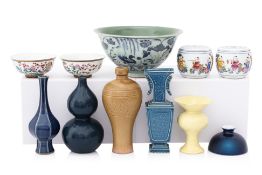 A GROUP OF CHINESE CERAMIC AND PORCELAIN VASES AND BOWLS