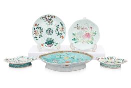 A GROUP OF FIVE FAMILLE ROSE DISHES