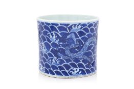 A BLUE AND WHITE PORCELAIN BRUSH POT DECORATED WITH DRAGON AND WAVES