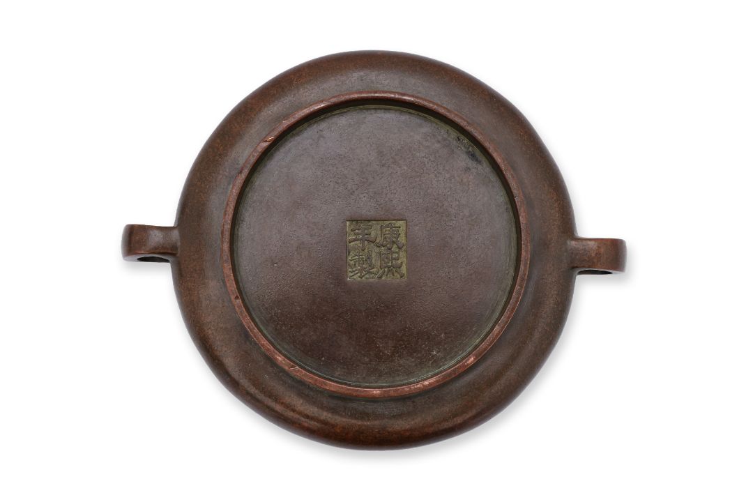 A BRONZE CENSER WITH TWIN LOOP HANDLES - Image 4 of 4