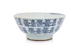 A SWATOW BLUE AND WHITE 'SHOU LONGEVITY' PORCELAIN BOWL