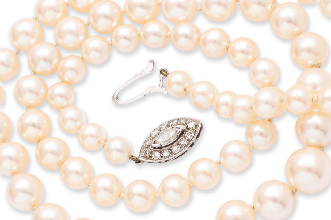 A GRADUATED AKOYA CULTURED PEARL NECKLACE WITH A DIAMOND CLASP - Image 3 of 3
