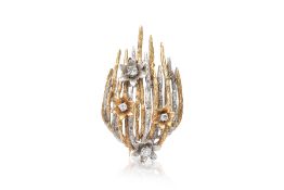 A TWO TONE DIAMOND TEXTURED GOLD BROOCH