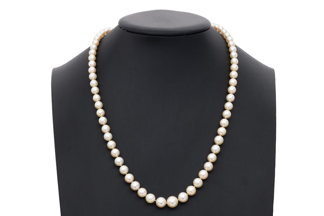 A GRADUATED AKOYA CULTURED PEARL NECKLACE WITH A DIAMOND CLASP - Image 2 of 3