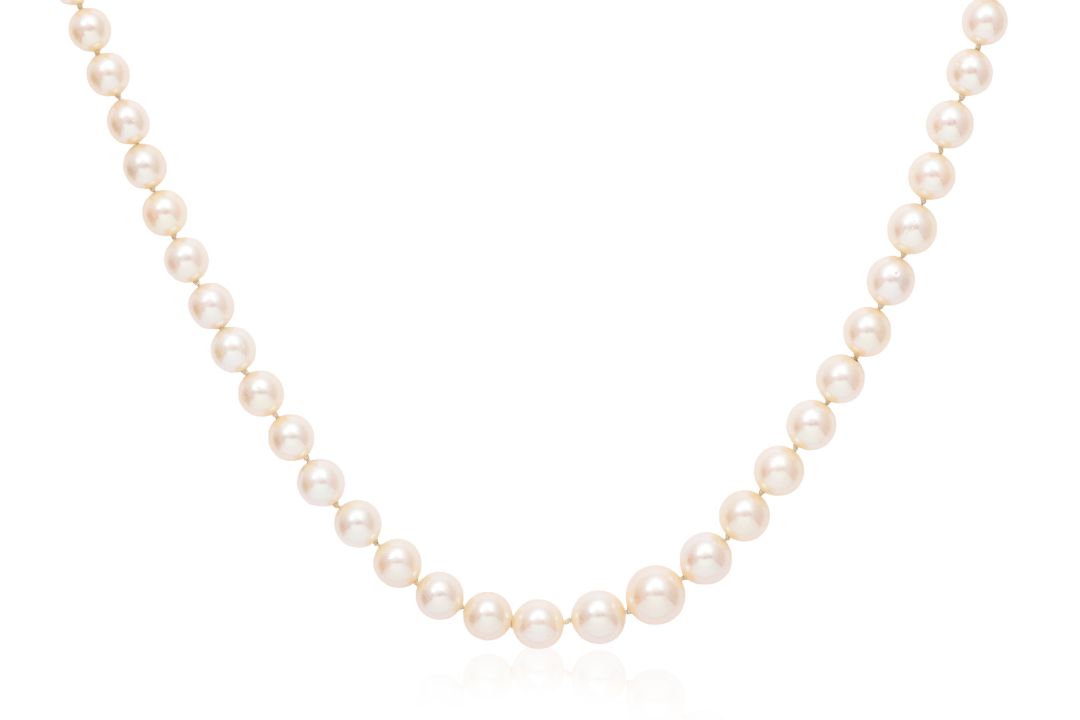 A GRADUATED AKOYA CULTURED PEARL NECKLACE WITH A DIAMOND CLASP - Image 1 of 3