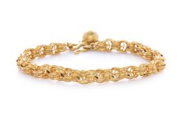 A YELLOW GOLD BRACELET WITH A CHARM
