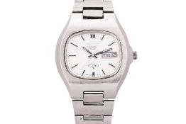 SEIKO - A 'SEIKO 5' STAINLESS STEEL AUTOMATIC WRISTWATCH