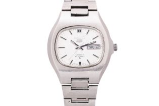 SEIKO - A 'SEIKO 5' STAINLESS STEEL AUTOMATIC WRISTWATCH