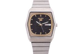SEIKO - A 'SEIKO 5' STAINLESS STEEL AUTOMATIC WRISTWATCH