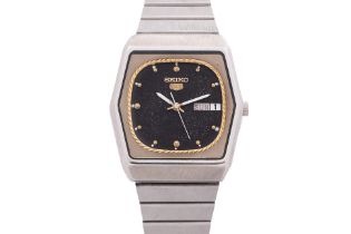 SEIKO - A 'SEIKO 5' STAINLESS STEEL AUTOMATIC WRISTWATCH
