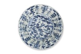 A LARGE SWATOW BLUE AND WHITE PORCELAIN DISH