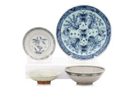 A GROUP OF BLUE AND WHITE PORCELAIN BOWLS AND DISHES