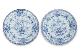 A PAIR OF BLUE AND WHITE PORCELAIN DISHES