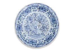 A BLUE AND WHITE PORCELAIN DISH