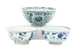 A GROUP OF THREE BLUE AND WHITE BOWLS