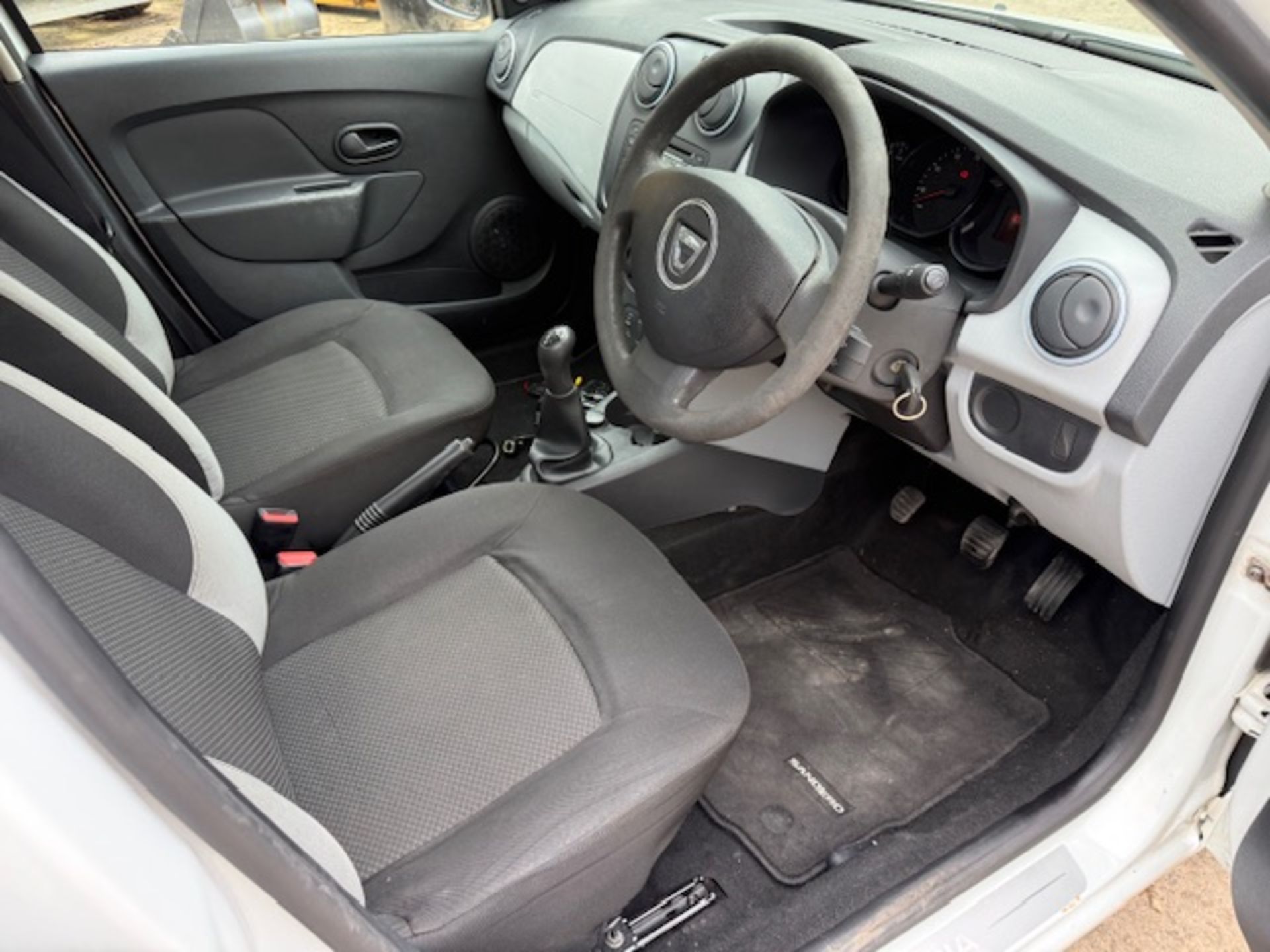 13/13 DACIA SANDERO AMBIANCE 1149cc 5 Spd Manual Petrol 5 Dr H/Back (White, 105k) GJ13ZRG - Image 10 of 13