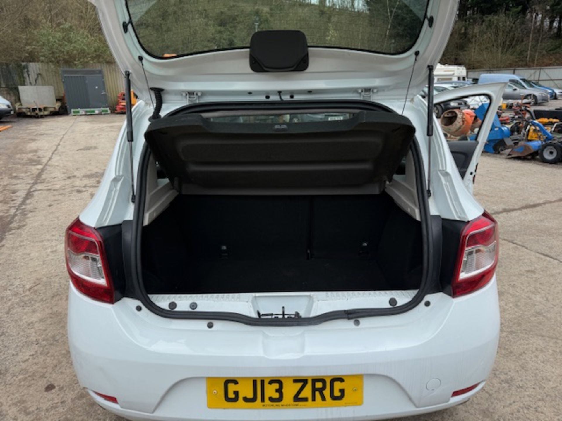 13/13 DACIA SANDERO AMBIANCE 1149cc 5 Spd Manual Petrol 5 Dr H/Back (White, 105k) GJ13ZRG - Image 12 of 13