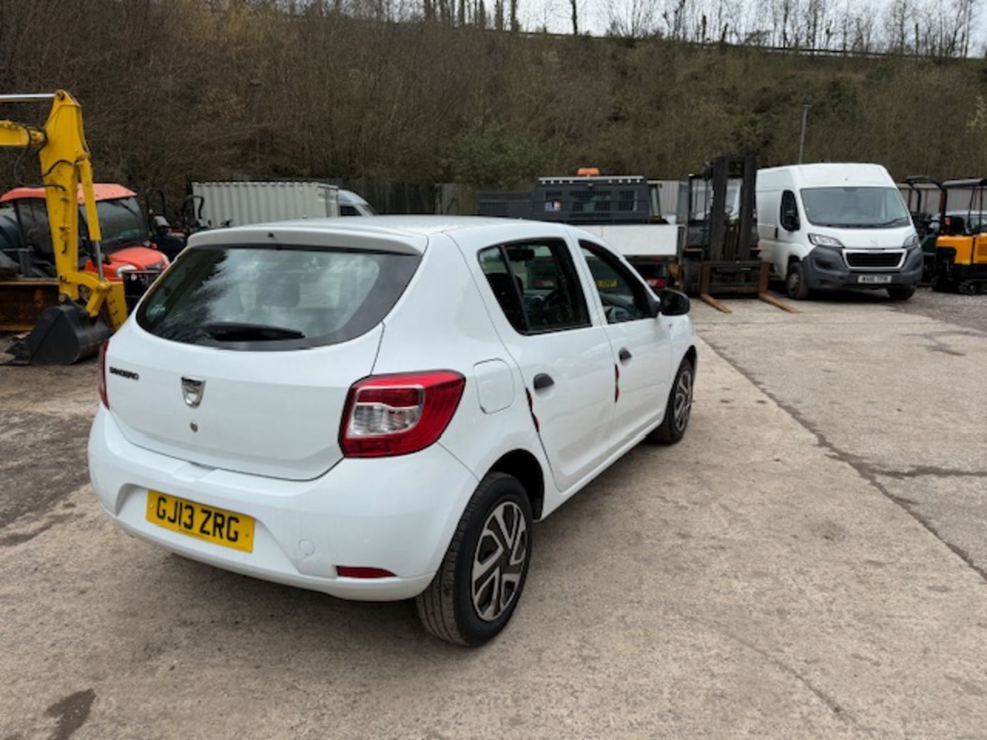 13/13 DACIA SANDERO AMBIANCE 1149cc 5 Spd Manual Petrol 5 Dr H/Back (White, 105k) GJ13ZRG - Image 8 of 13