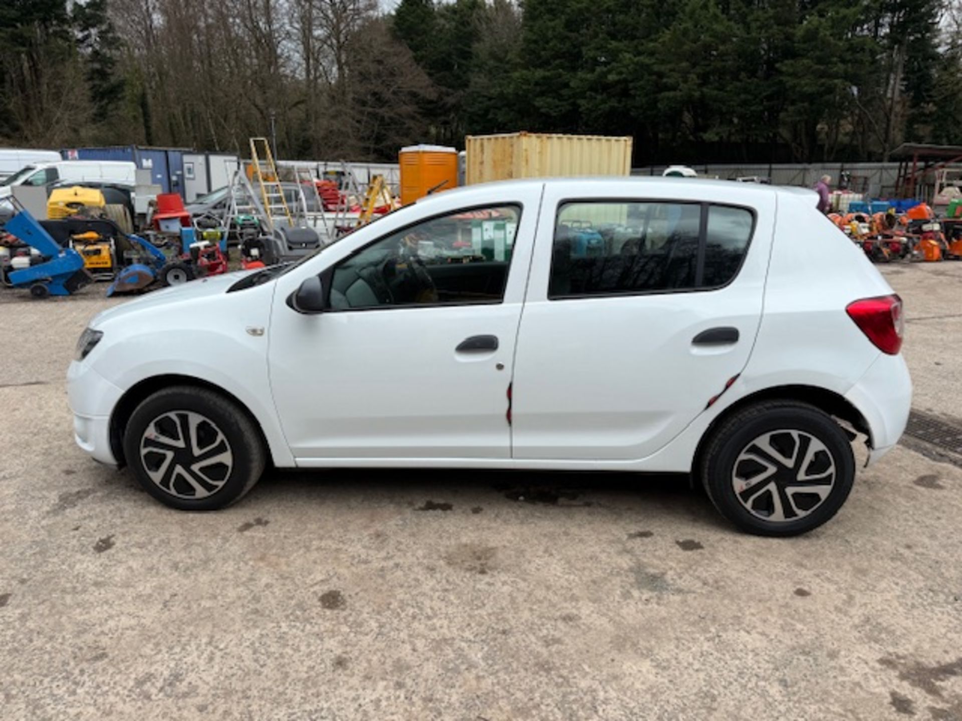 13/13 DACIA SANDERO AMBIANCE 1149cc 5 Spd Manual Petrol 5 Dr H/Back (White, 105k) GJ13ZRG - Image 5 of 13