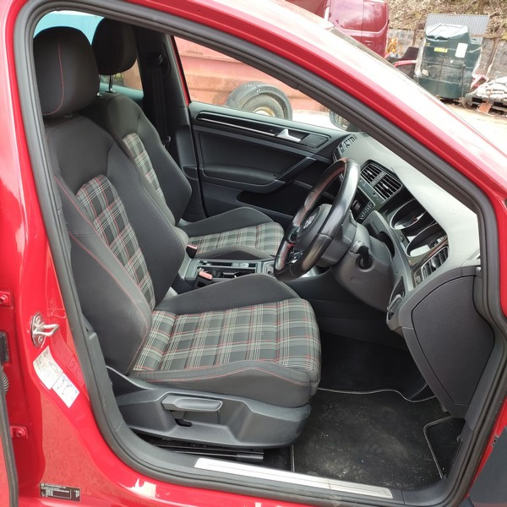 15/65 VOLKSWAGEN GOLF GTI 1984CC PETROL 5 DOOR HATCHBACK 72K YD65HFX - Image 34 of 47