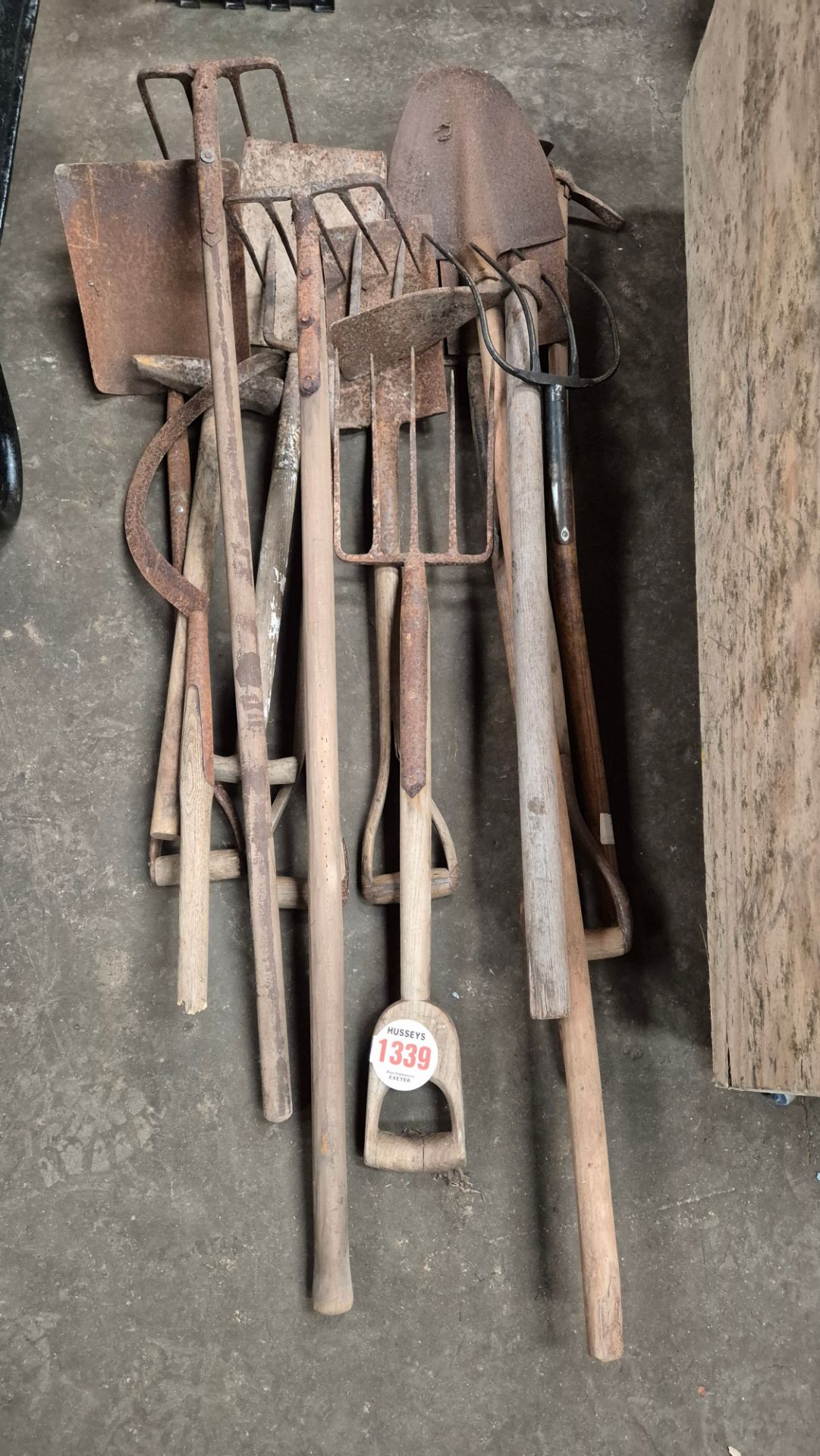 LARGE SELECTION OF VINTAGE GARDEN TOOLS *** No Vat On Hammer - Auctioneers Ma