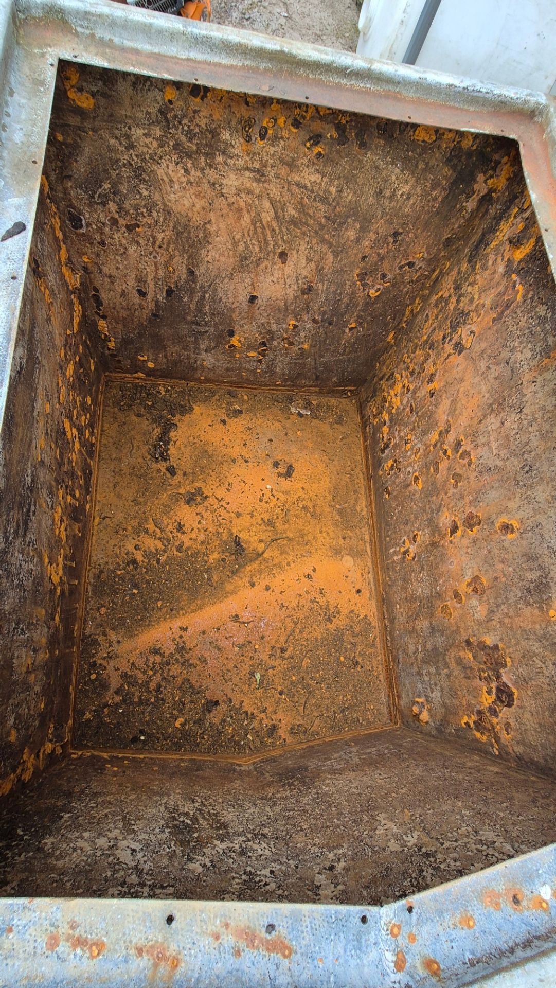 GALVANISED TANK - Image 2 of 2