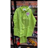 RAIN COAT *** No Vat On Hammer - Auctioneers Marg