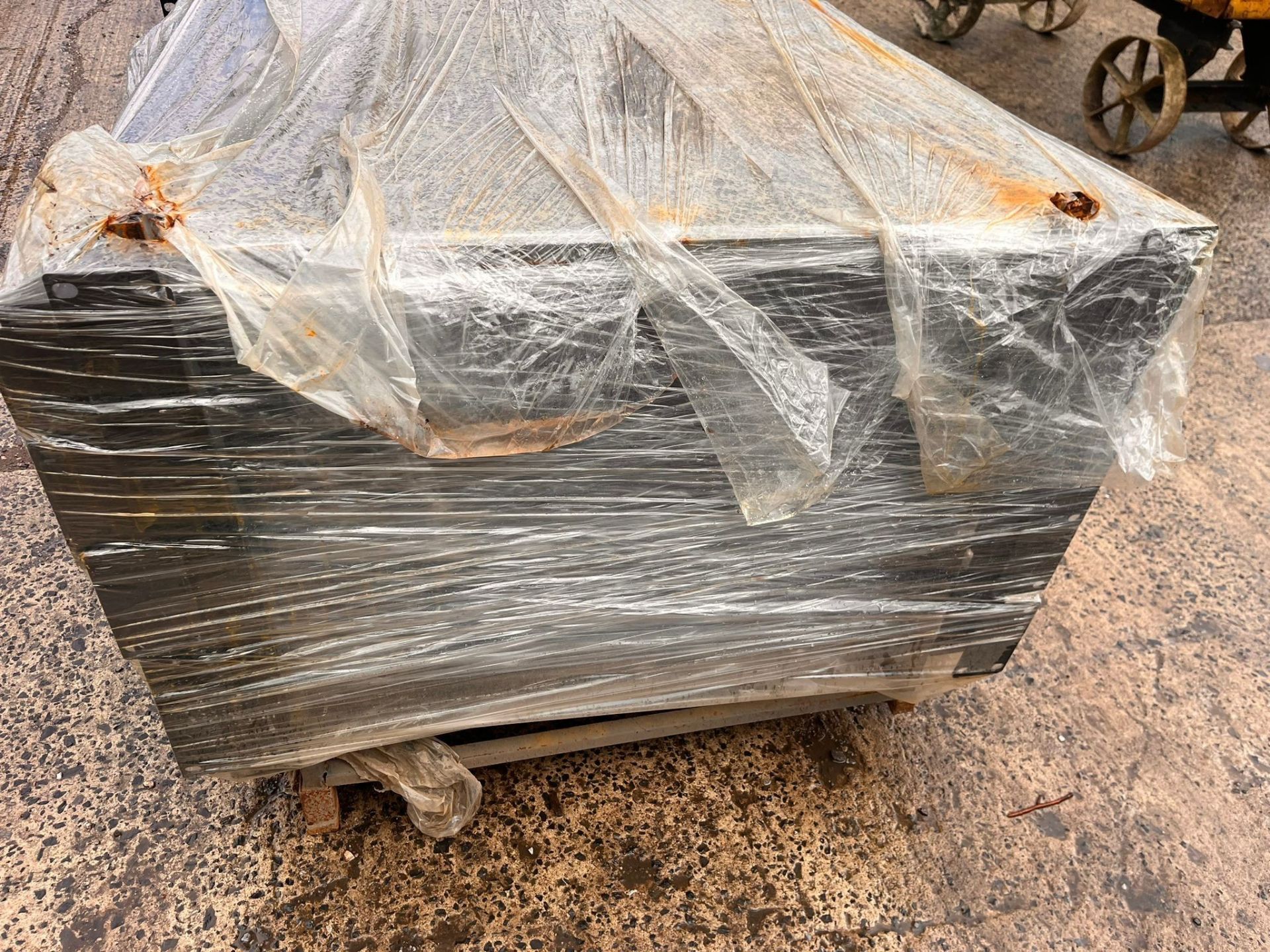 20 BLACK UNUSED GALVANISED IRON FENCE PANELS WITH BOLT DOWN FEET - Image 4 of 4