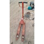 PALLET TRUCKS *** No Vat On Hammer - Auctioneers