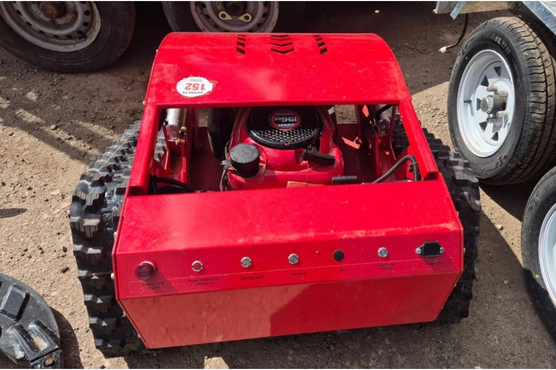 TRACKED REMOTE CONTROL BANK MOWER WITH REMOTE CONT - Image 4 of 6