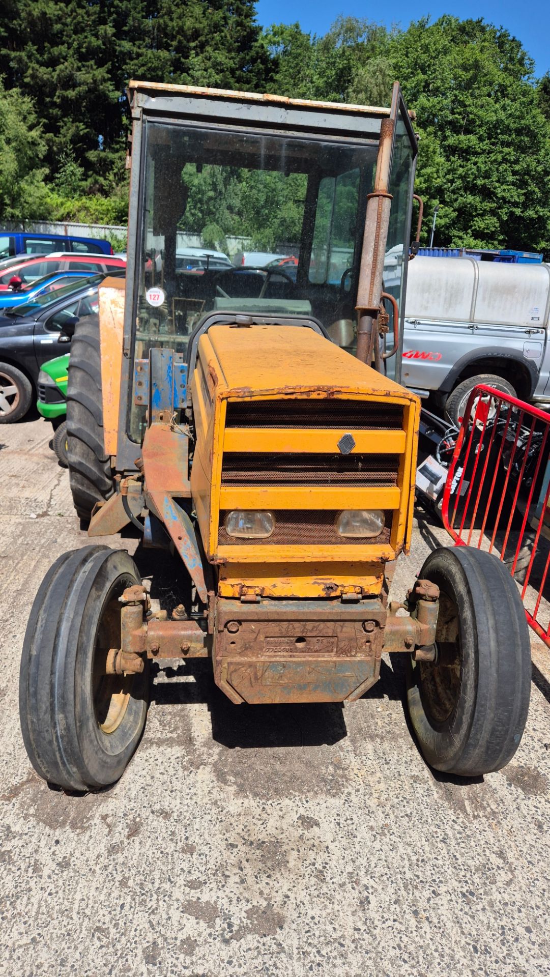RENAULT 2WD TRACTOR NON RUNNER *** No Vat On Hamme - Image 2 of 5