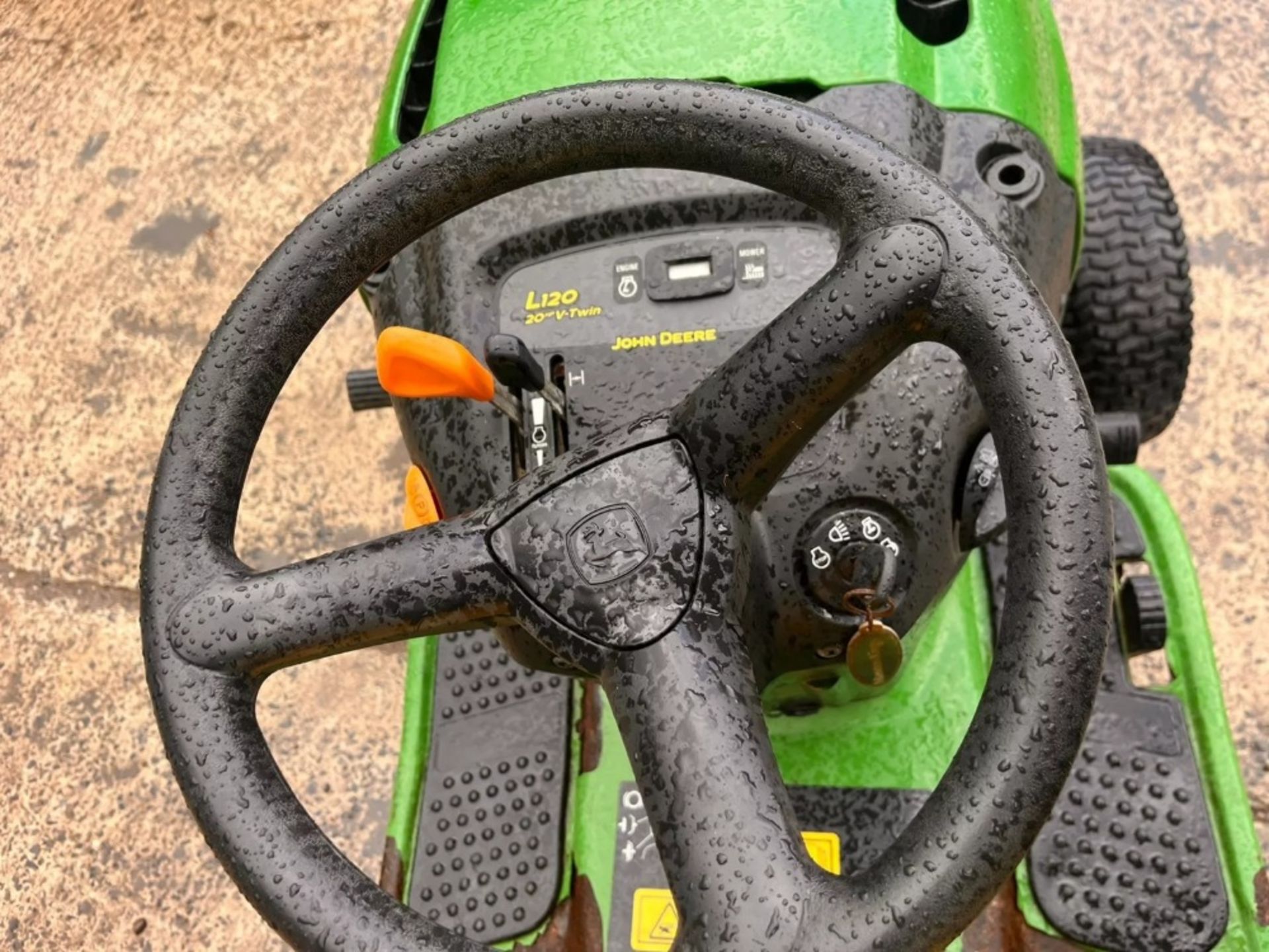 JOHN DEERE L120 GARDEN TRACTOR *** No Vat On Hamme - Image 3 of 12