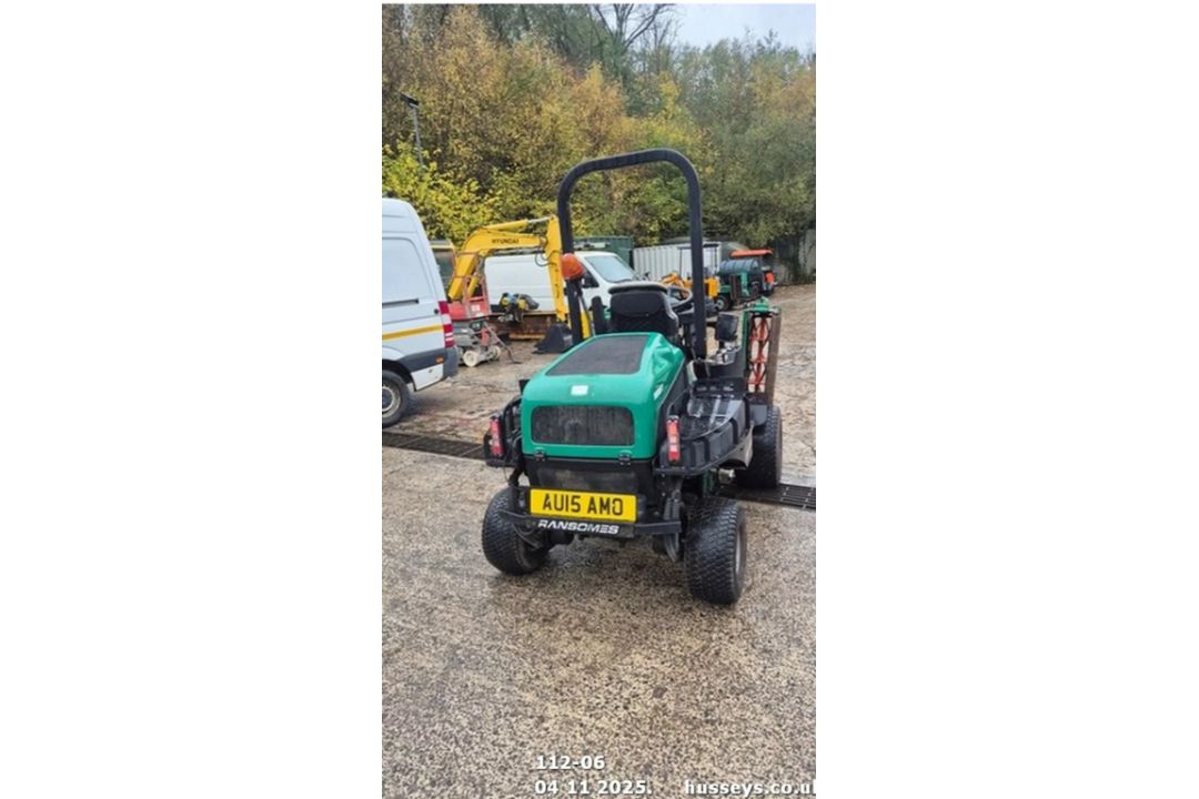 RANSOMES PARKWAY 3 TRIPLE MOWER 2015 SHOWING 837HR - Image 6 of 9