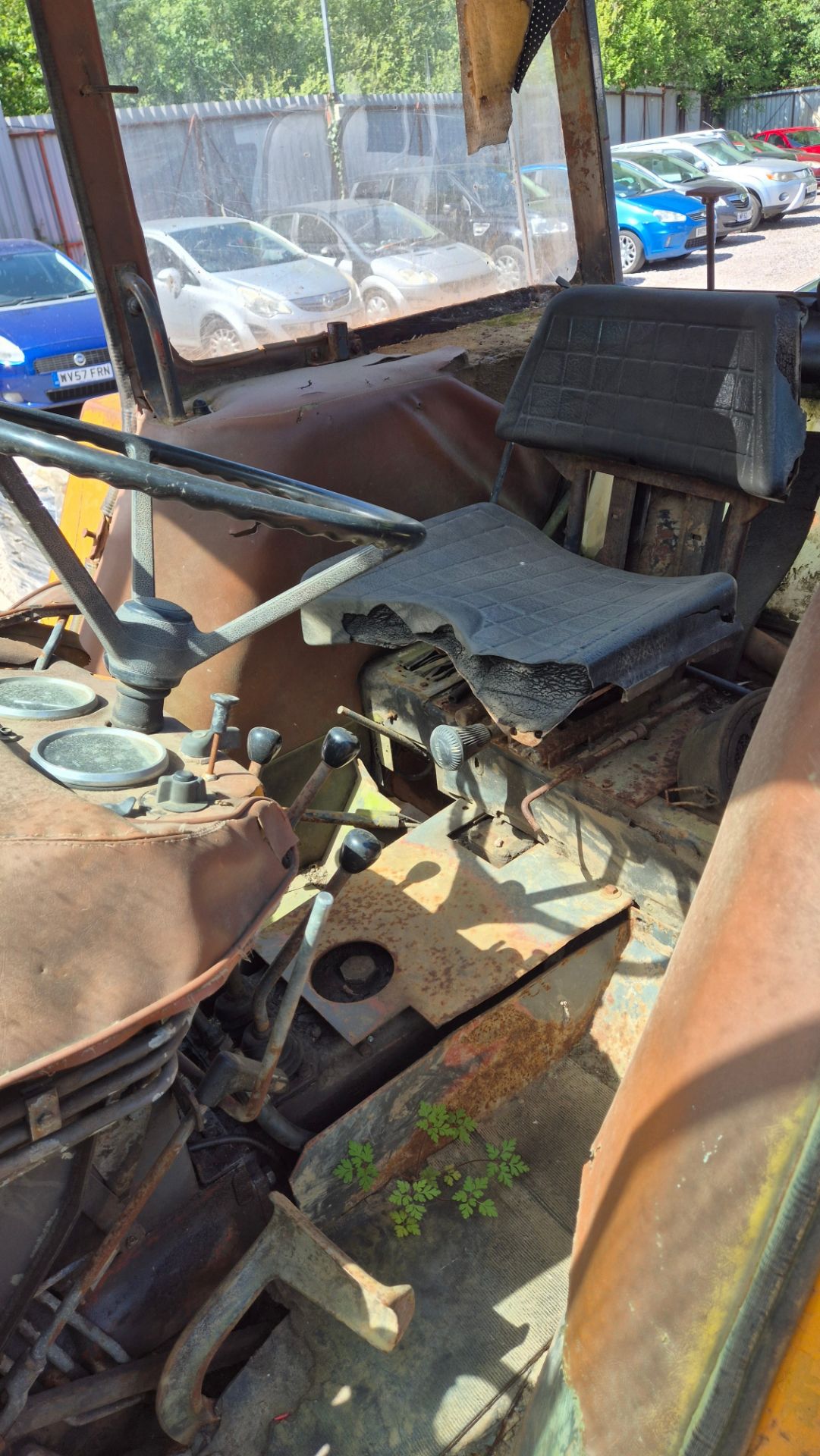 RENAULT 2WD TRACTOR NON RUNNER *** No Vat On Hamme - Image 3 of 5