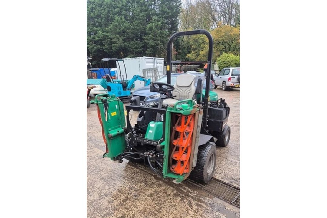 RANSOMES PARKWAY 3 TRIPLE MOWER 2015 SHOWING 837HR - Image 2 of 9