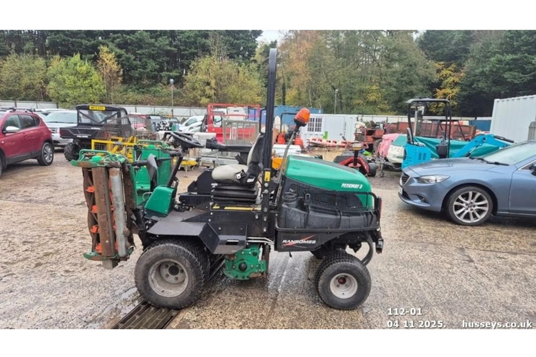 RANSOMES PARKWAY 3 TRIPLE MOWER 2015 SHOWING 837HR - Image 1 of 9