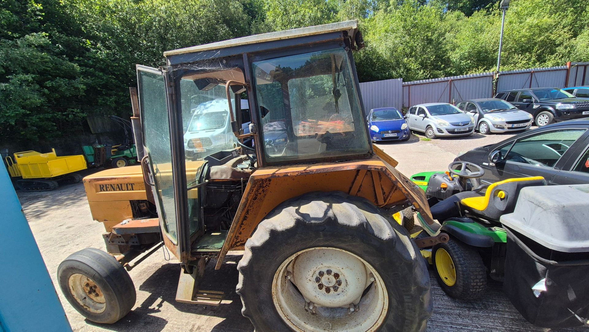 RENAULT 2WD TRACTOR NON RUNNER *** No Vat On Hamme - Image 5 of 5