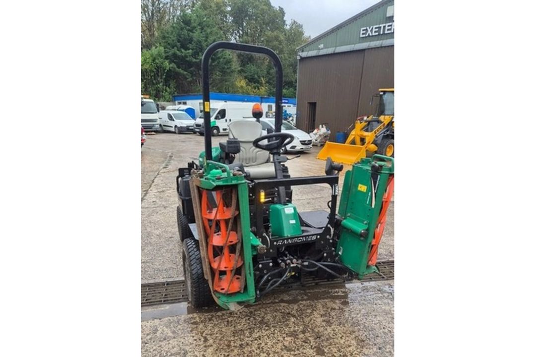 RANSOMES PARKWAY 3 TRIPLE MOWER 2015 SHOWING 837HR - Image 3 of 9