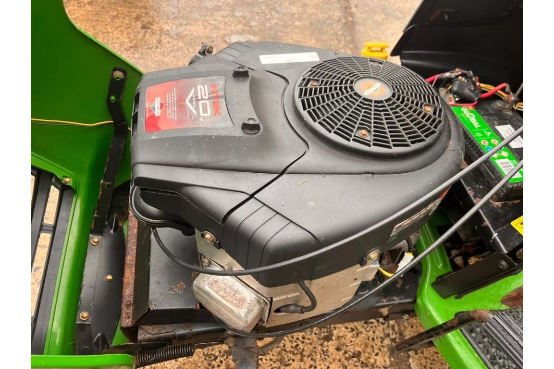 JOHN DEERE L120 GARDEN TRACTOR - Image 10 of 12