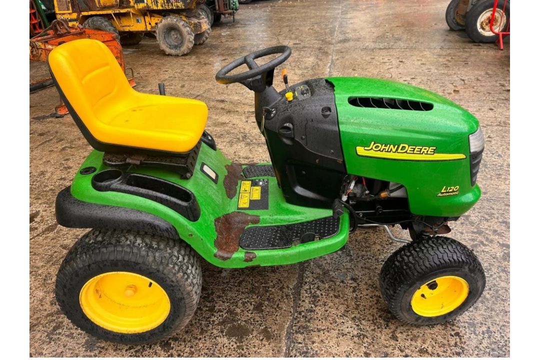 JOHN DEERE L120 GARDEN TRACTOR - Image 1 of 12
