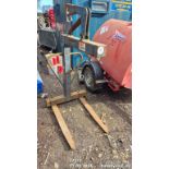 CONQUIP PALLET LIFTER