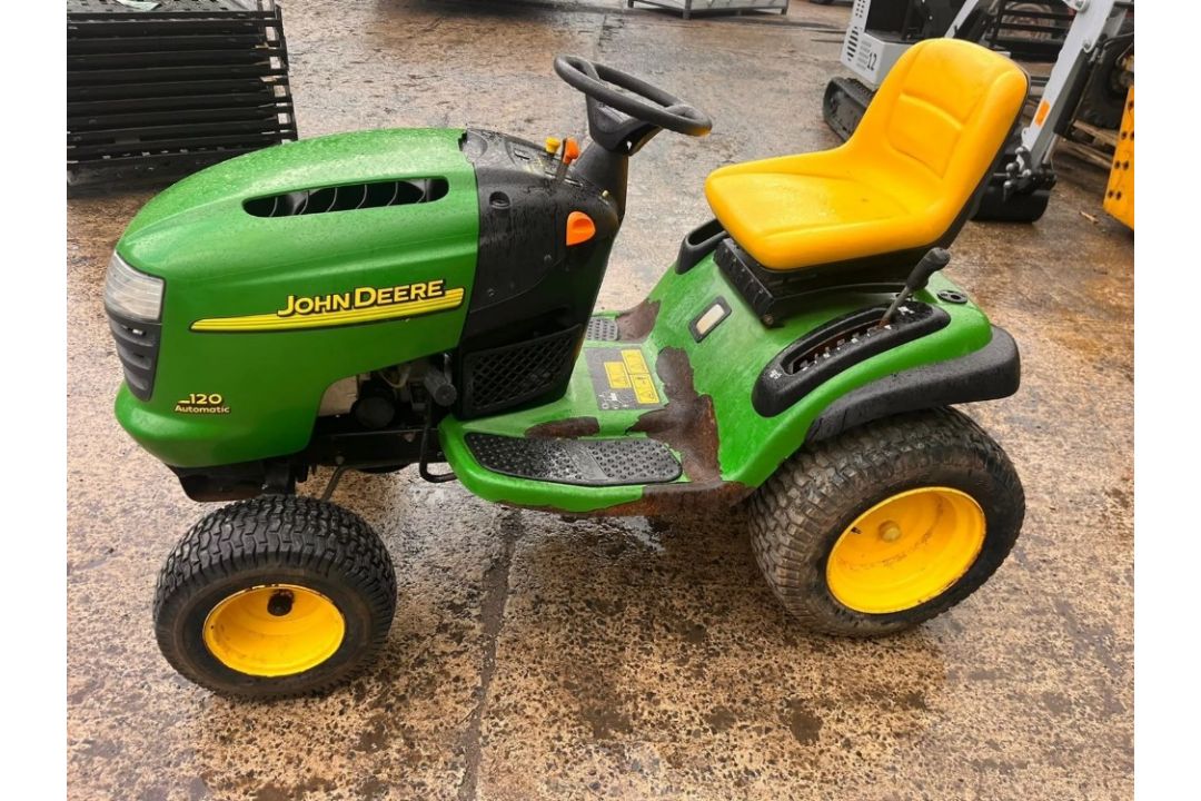 JOHN DEERE L120 GARDEN TRACTOR - Image 5 of 12