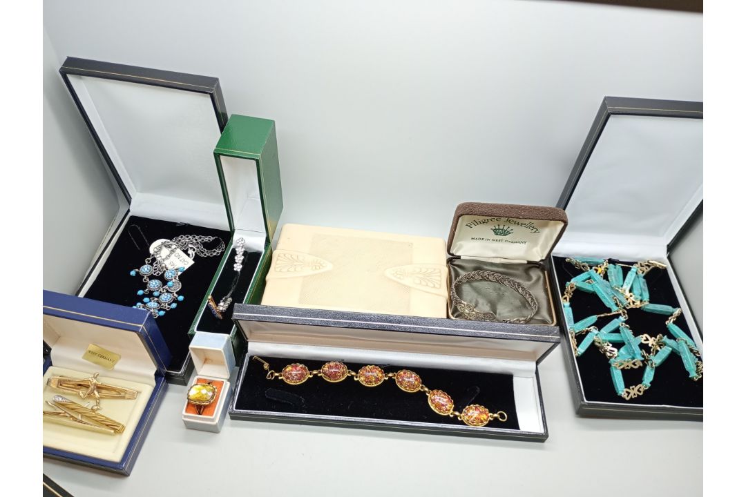 A collection of costume jewellery and jewellery boxes - Image 4 of 4