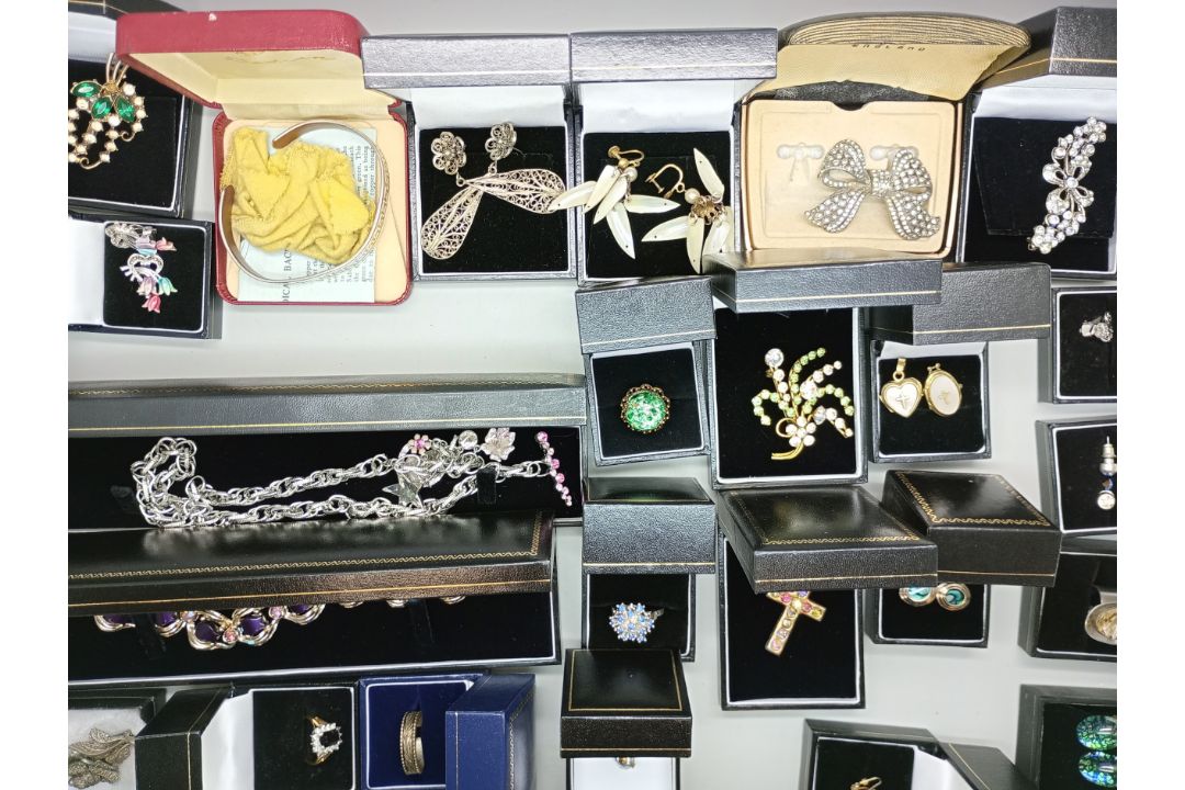 A collection of costume jewellery and jewellery boxes - Image 3 of 4